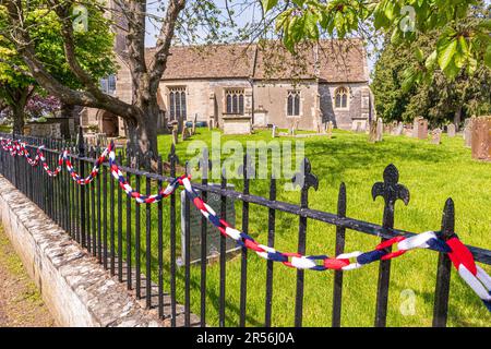 Cerclage en bonneterie pour le couronnement du roi Charles III, église St Marys dans le village Severnside de Frampton sur Severn, Gloucestershire Banque D'Images