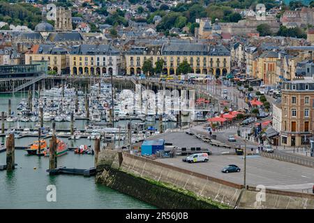 Dieppe, Normandie, France - 19 septembre 2022 : une vue panoramique en grand angle des bateaux et des yachts dans la marina avec les bâtiments historiques du port de plaisance Banque D'Images