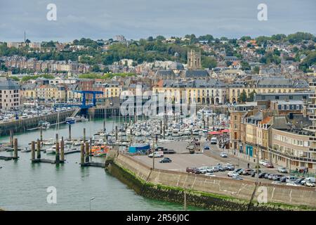 Dieppe, Normandie, France - 19 septembre 2022 : une vue panoramique en grand angle des bateaux et des yachts dans la marina avec les bâtiments historiques du port de plaisance Banque D'Images