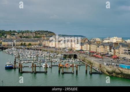 Dieppe, Normandie, France - 19 septembre 2022 : une vue panoramique en grand angle des bateaux et des yachts dans la marina avec les bâtiments historiques du port de plaisance Banque D'Images