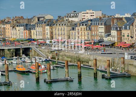 Dieppe, Normandie, France - 19 septembre 2022 : une vue panoramique sur les bateaux et les yachts de la marina avec les bâtiments historiques du port en arrière-plan. Banque D'Images