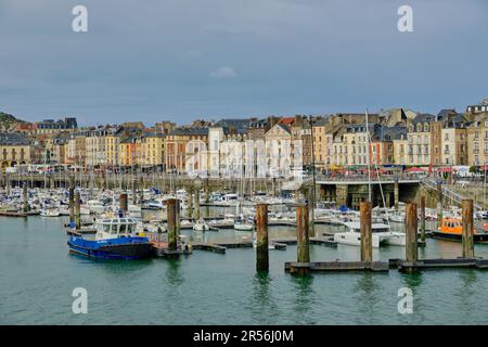 Dieppe, Normandie, France - 19 septembre 2022 : une vue panoramique sur les bateaux et les yachts de la marina avec les bâtiments historiques du port en arrière-plan. Banque D'Images