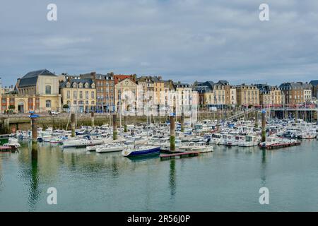 Dieppe, Normandie, France - 19 septembre 2022 : une vue panoramique sur les bateaux et les yachts de la marina avec les bâtiments historiques du port en arrière-plan. Banque D'Images