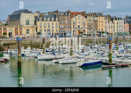 Dieppe, Normandie, France - 19 septembre 2022 : une vue panoramique sur les bateaux et les yachts de la marina avec les bâtiments historiques du port en arrière-plan. Banque D'Images