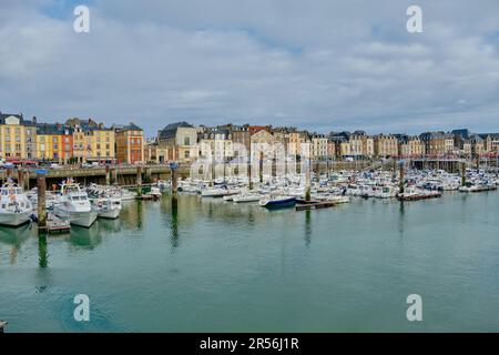 Dieppe, Normandie, France - 19 septembre 2022 : une vue panoramique sur les bateaux et les yachts de la marina avec les bâtiments historiques du port en arrière-plan. Banque D'Images