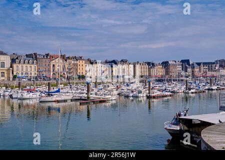 Dieppe, Normandie, France - 24 juin 2022 : une vue panoramique sur les bateaux et yachts de la marina par une journée ensoleillée. Bâtiments historiques en arrière-plan. Banque D'Images