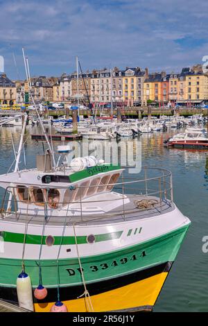 Dieppe, Normandie, France - 24 juin 2022 : une vue panoramique sur les bateaux et yachts de la marina par une journée ensoleillée. Bâtiments historiques en arrière-plan. Banque D'Images