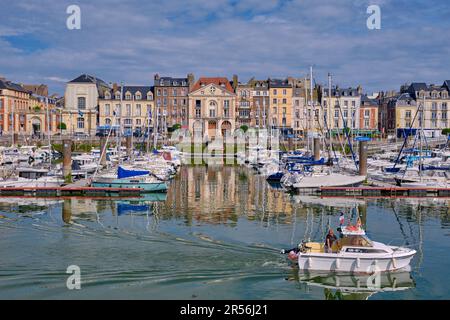 Dieppe, Normandie, France - 24 juin 2022 : une vue panoramique sur les bateaux et yachts de la marina par une journée ensoleillée. Bâtiments historiques en arrière-plan. Banque D'Images