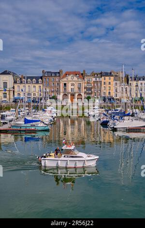 Dieppe, Normandie, France - 24 juin 2022 : une vue panoramique sur les bateaux et yachts de la marina par une journée ensoleillée. Bâtiments historiques en arrière-plan. Banque D'Images