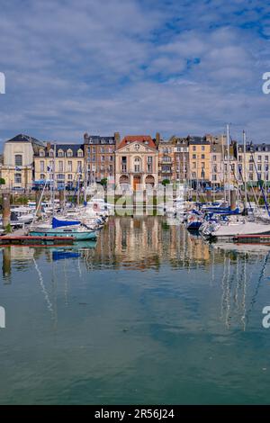 Dieppe, Normandie, France - 24 juin 2022 : une vue panoramique sur les bateaux et yachts de la marina par une journée ensoleillée. Bâtiments historiques en arrière-plan. Banque D'Images