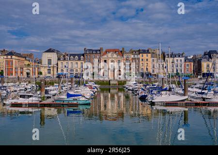 Dieppe, Normandie, France - 24 juin 2022 : une vue panoramique sur les bateaux et yachts de la marina par une journée ensoleillée. Bâtiments historiques en arrière-plan. Banque D'Images