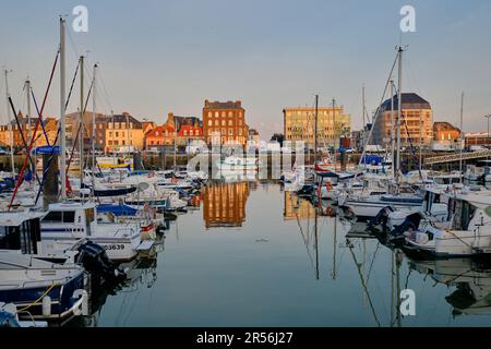 Dieppe, Normandie, France - 23 juin 2022 : une vue panoramique sur les bateaux et les yachts de la marina en une soirée ensoleillée. Banque D'Images