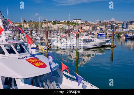 Dieppe, Normandie, France - 23 juin 2022 : une vue panoramique sur les bateaux et yachts de la marina par une journée ensoleillée. Banque D'Images