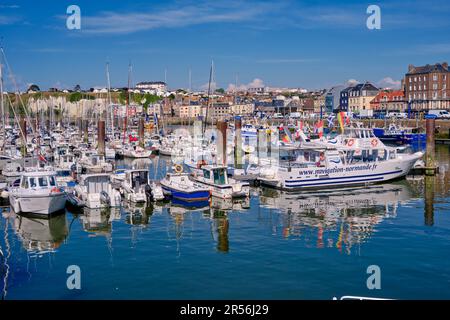 Dieppe, Normandie, France - 23 juin 2022 : une vue panoramique sur les bateaux et yachts de la marina par une journée ensoleillée. Banque D'Images