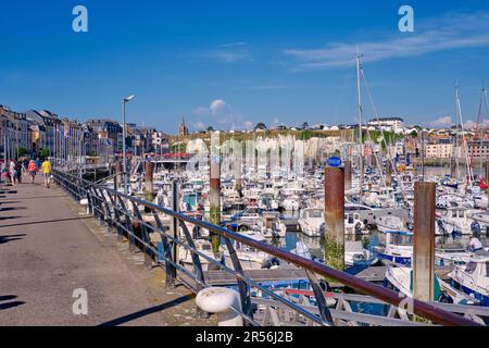 Dieppe, Normandie, France - 23 juin 2022 : une vue panoramique sur les bateaux et yachts de la marina par une journée ensoleillée. Banque D'Images