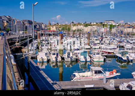 Dieppe, Normandie, France - 23 juin 2022 : une vue panoramique sur les bateaux et yachts de la marina par une journée ensoleillée. Banque D'Images