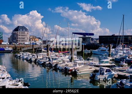 Dieppe, Normandie, France - 23 juin 2022 : une vue panoramique sur les bateaux et yachts de la marina par une journée ensoleillée. Banque D'Images