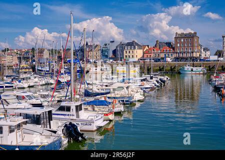 Dieppe, Normandie, France - 23 juin 2022 : une vue panoramique sur les bateaux et yachts de la marina par une journée ensoleillée. Banque D'Images