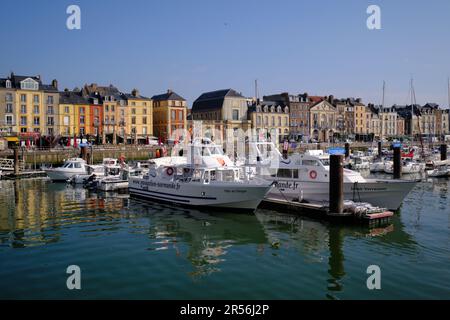 Dieppe, Normandie, France - 23 juin 2022 : une vue panoramique sur les bateaux et yachts de la marina par une journée ensoleillée. Banque D'Images