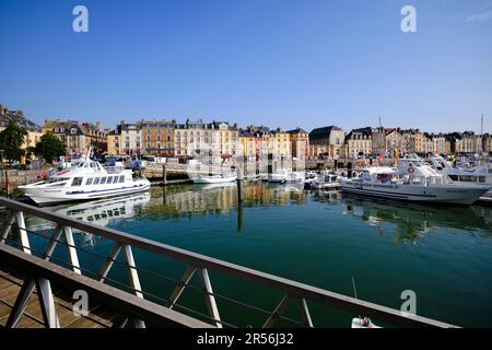 Dieppe, Normandie, France - 23 juin 2022 : une vue panoramique sur les bateaux et yachts de la marina par une journée ensoleillée. Banque D'Images