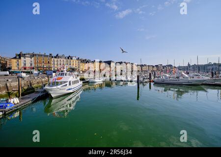 Dieppe, Normandie, France - 23 juin 2022 : une vue panoramique sur les bateaux et yachts de la marina par une journée ensoleillée. Banque D'Images