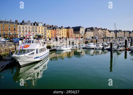 Dieppe, Normandie, France - 23 juin 2022 : une vue panoramique sur les bateaux et yachts de la marina par une journée ensoleillée. Banque D'Images