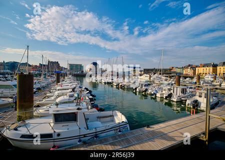 Dieppe, Normandie, France - 23 juin 2022 : une vue panoramique sur les bateaux et yachts de la marina par une journée ensoleillée. Banque D'Images