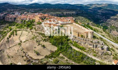 Ville médiévale espagnole de Cantavieja vue aérienne de front, Teruel. Belles villes d'Espagne Banque D'Images
