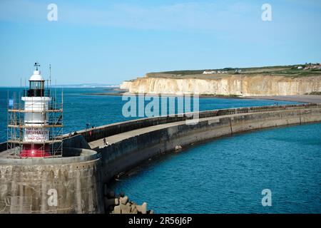 Newhaven, East Sussex, Royaume-Uni - 18 septembre 2022: Échafaudage autour du phare pour repeindre. Ensoleillé avec ciel bleu clair et eau. WH Banque D'Images