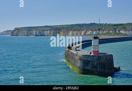 L'entrée du port de Newhaven, East Sussex, Royaume-Uni et son brise-lames et son phare. Ciel bleu clair et eau avec falaises blanches en arrière-plan. Banque D'Images