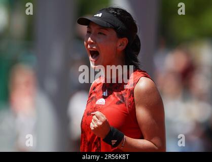 Paris, France. 1st juin 2023. Wang Xinyu de Chine célèbre lors du deuxième tour de match féminin contre Rebecca Peterson de Suède au tournoi de tennis ouvert à Roland Garros à Paris, France, 1 juin 2023. Credit: Gao Jing/Xinhua/Alamy Live News Banque D'Images