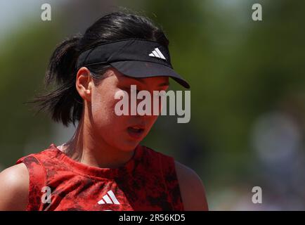 Paris, France. 1st juin 2023. Wang Xinyu de Chine réagit lors du deuxième tour de match féminin contre Rebecca Peterson de Suède au tournoi de tennis ouvert français de Roland Garros à Paris, France, 1 juin 2023. Credit: Gao Jing/Xinhua/Alamy Live News Banque D'Images