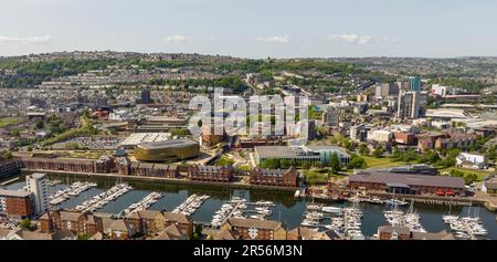 Editorial Swansea, Royaume-Uni - 21 mai 2023 : vue de la ville de Swansea avec l'arène, la marina et le centre de loisirs LC2 Banque D'Images