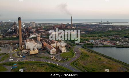 Editorial Port Talbot, Royaume-Uni - 24 mai 2023: Vapeur et fumée de l'usine d'acier de Tata à Port Talbot, pays de Galles du Sud, Royaume-Uni Banque D'Images