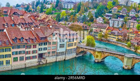 Vue panoramique sur les maisons médiévales et le pont Untertorbrucke dans le plus ancien quartier de Matte à Berne, en Suisse Banque D'Images