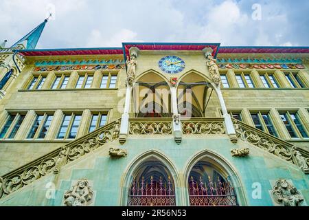 La loggia d'entrée principale avec horloge, richement décorée dans le style gothique tardif, Rathaus Bern, Suisse Banque D'Images