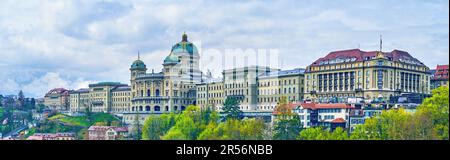 BERNE, SUISSE - 31 MARS 2022 : Panorama du bâtiment du Bundeshaus (palais de la Fédral) et des bâtiments gouvernementaux environnants, sur 31 mars à Berne, Suisse Banque D'Images
