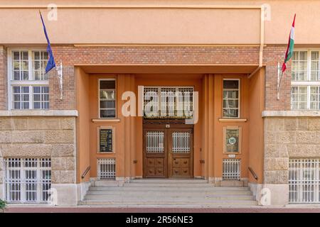 Szeged, Hongrie - 30 juillet 2022: Entrée à l'Université de Szeged Faculté de pharmacie Bâtiment. Banque D'Images