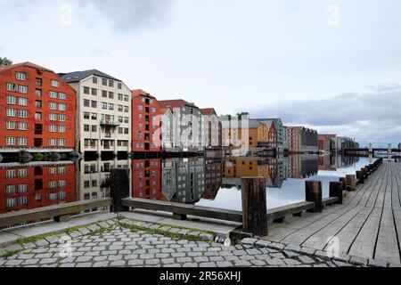 Bâtiments le long de la rivière Nid à Trondheim en Norvège Banque D'Images