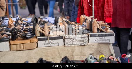 Mahdia, Tunisie, 29 janvier 2023: Décrochage vendant des chaussures pour femmes à talons hauts sur un marché tunisien local. Banque D'Images