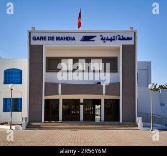 Mahdia, Tunisie, 29 janvier 2023: Vue de face de la station de métro du Sahel à Mahdia avec un ciel bleu clair. Banque D'Images