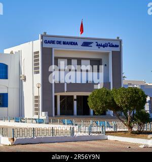 Mahdia, Tunisie, 29 janvier 2023: Vue de face de la station de métro du Sahel à Mahdia avec un ciel bleu clair. Banque D'Images