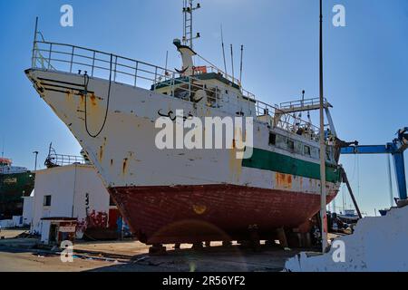 Mahdia, Tunisie, 29 janvier 2023 : navire arabe avec taches de rouille dans un quai sec en attente de travaux d'entretien et de réparation . Banque D'Images