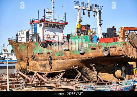 Mahdia, Tunisie, 29 janvier 2023: Navire rouillé avec seulement quelques restes de peinture sur la coque en fer est en cale sèche . Banque D'Images