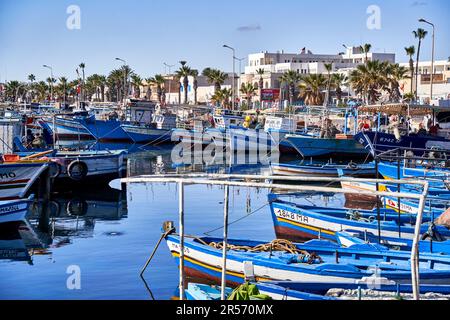 Mahdia, Tunisie, 29 janvier 2023 : port de pêche avec de nombreux bateaux de pêche bleus et blancs sur les quais. Banque D'Images