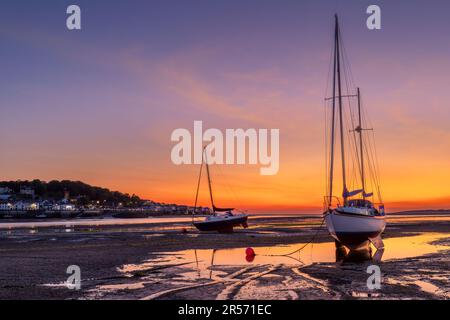 Plage d'Insow le dernier jour de mai. La lueur du coucher de soleil s'approfondit en couleur avant de s'estomper au bleu, comme à travers l'estuaire de la rivière Torridge, les lumières Banque D'Images