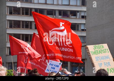 Londres, Royaume-Uni. 01st juin 2023. Les membres du syndicat UNITE détiennent des drapeaux syndicaux sur la ligne de piquetage à l'extérieur de l'hôpital St Thomas alors que les travailleurs du NHS (National Health Service) font grève sur leur salaire. Crédit : SOPA Images Limited/Alamy Live News Banque D'Images