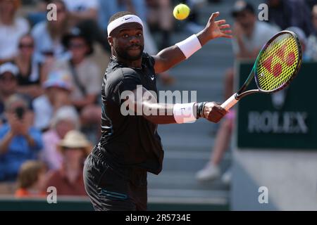 Paris, Paris, France. 1st juin 2023. FRANCES TIAFOE des Etats-Unis de retourner le ballon à ASLAN CARATSEV de Russie pendant le jour 5.de l'Open de France 2023, Grand Chelem tournoi de tennis au Stade Roland-Garros - Paris France (Credit image: © Pierre Stevenin/ZUMA Press Wire) USAGE ÉDITORIAL SEULEMENT! Non destiné À un usage commercial ! Banque D'Images