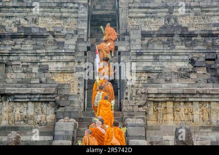 Magelang, Indonésie. 1st juin 2023. Les moines bouddhistes accueillent la prochaine journée Vesak au temple Borobudur à Magelang, dans le centre de Java, en Indonésie, sur 1 juin 2023. Credit: Agung Supriyanto/Xinhua/Alamy Live News Banque D'Images