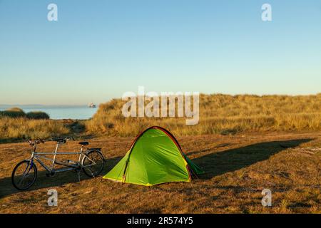 Un camping de tourer à vélo en tandem le long du chemin côtier de Fife près de Largo, Fife, Écosse Banque D'Images